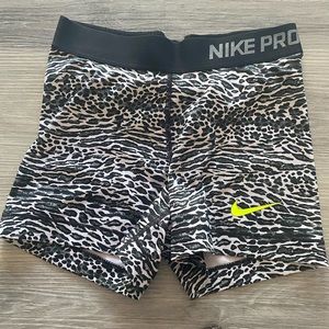 Nike Pro Compression Shorts 2.5” white leopard SM